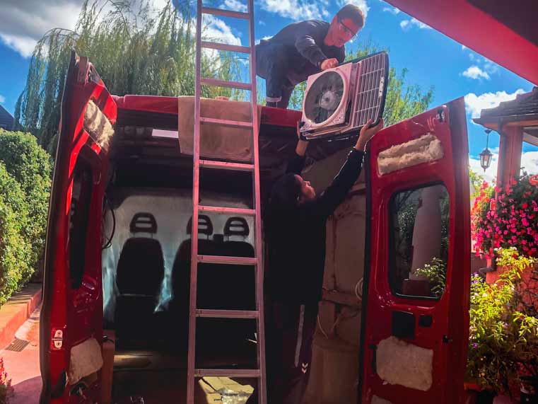 installer-ventilateur-maxxair-fourgon-amenage