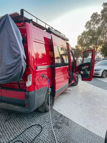 EAU en CAMPING-CAR : Système, remplissage et économie